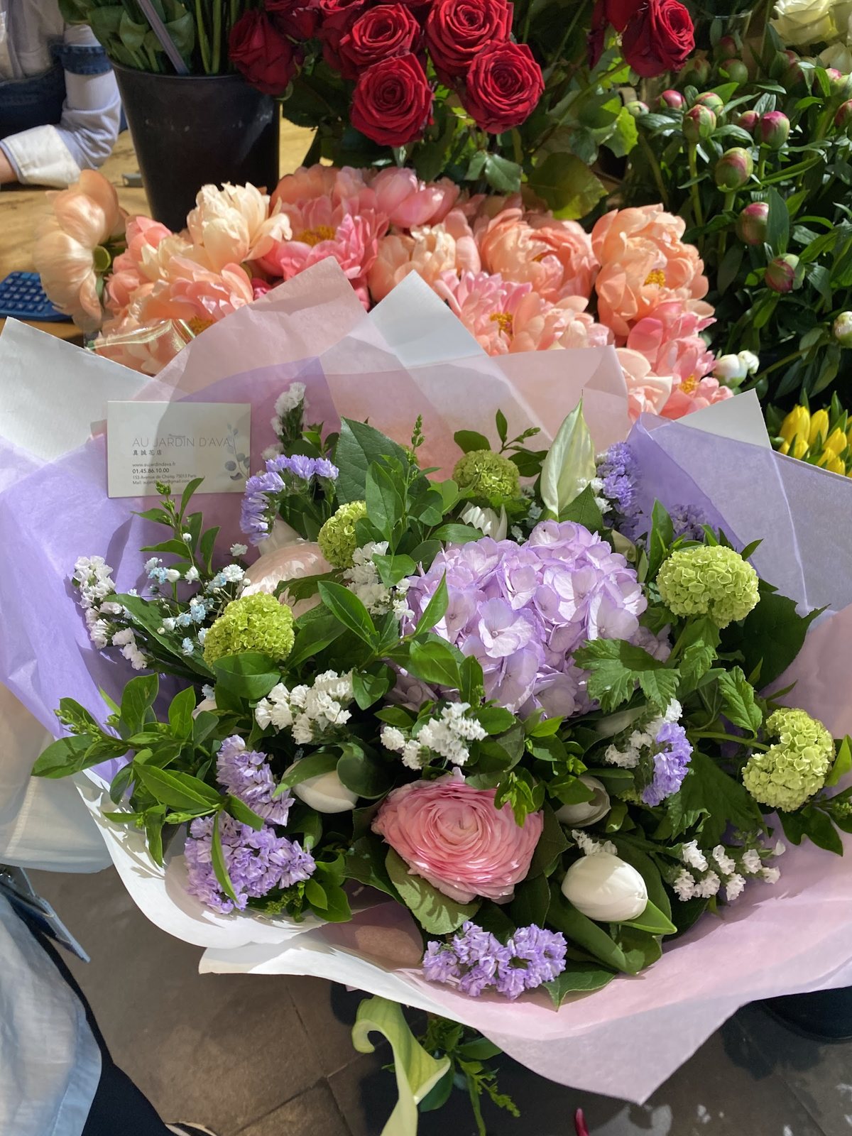 Bouquet pastel : roses pêche, hortensia mauve, lisianthus