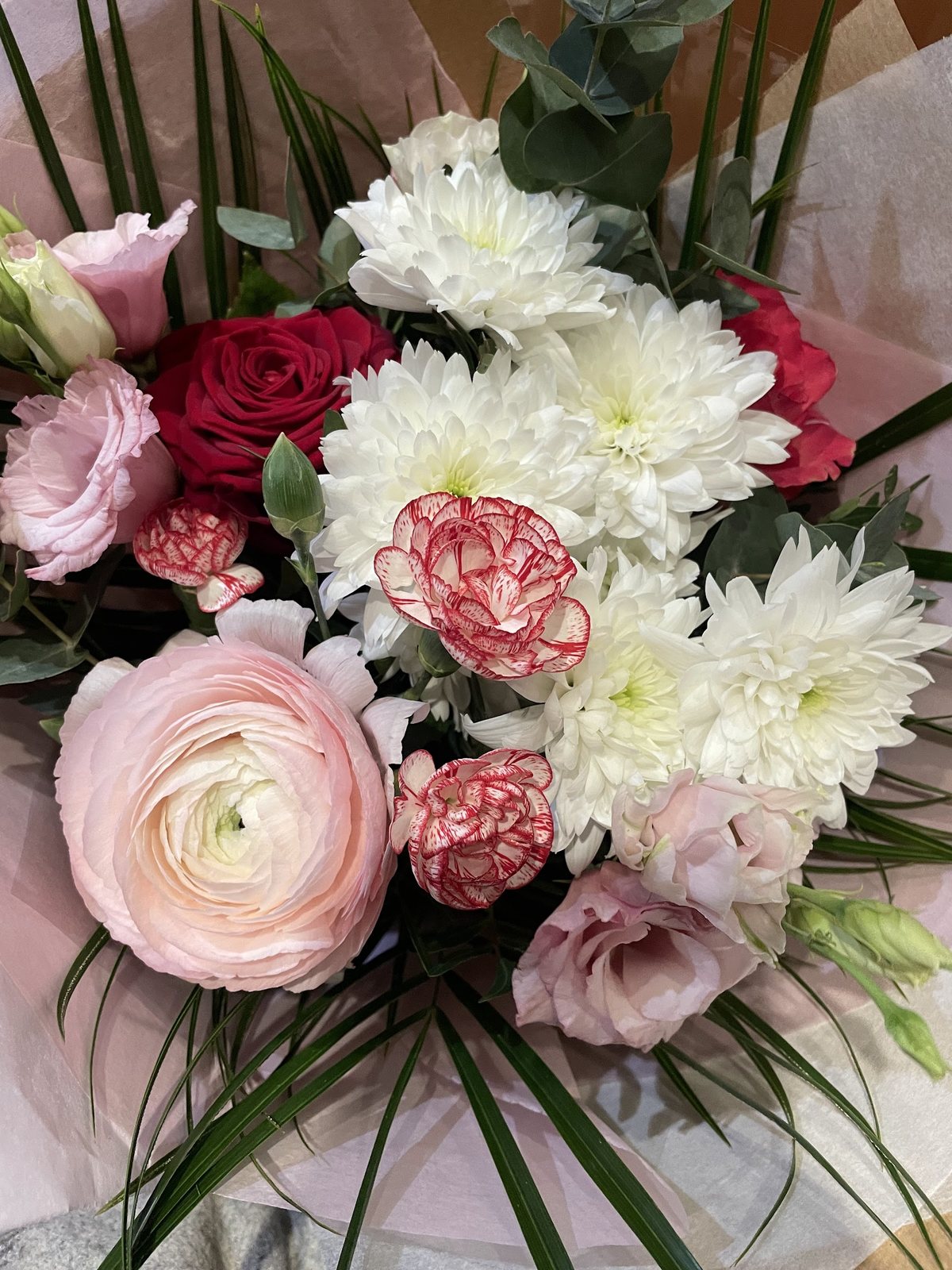 Bouquet de renoncules, œillets et chrysanthèmes blancs