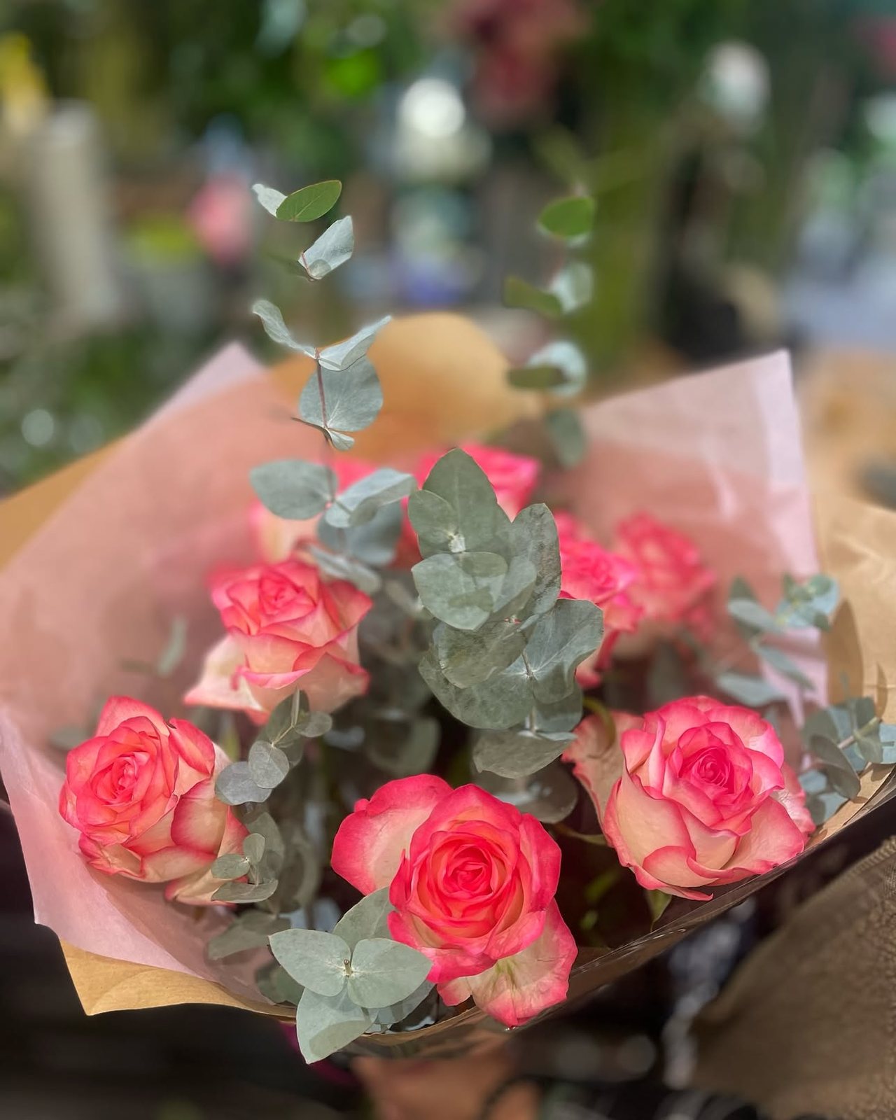 Bouquet de roses corail et eucalyptus