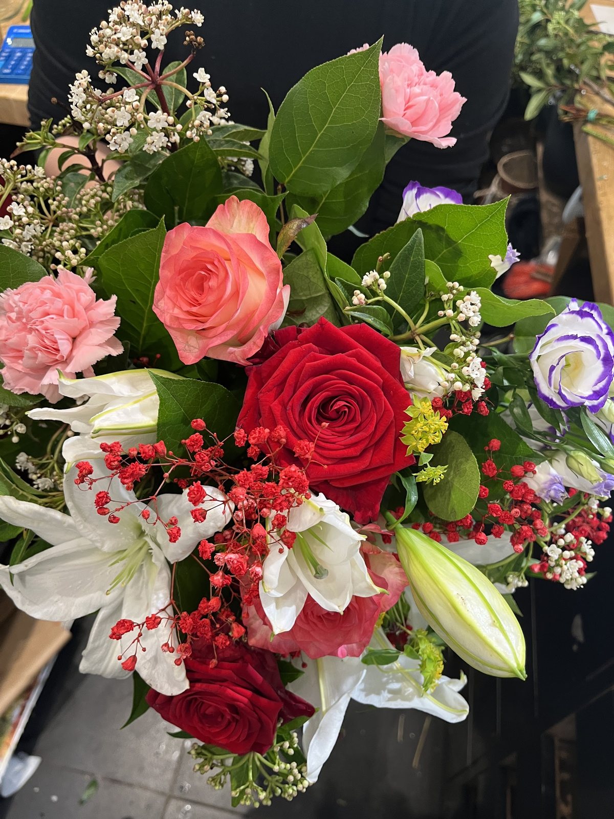Bouquet de roses rouges et corail, lys blancs