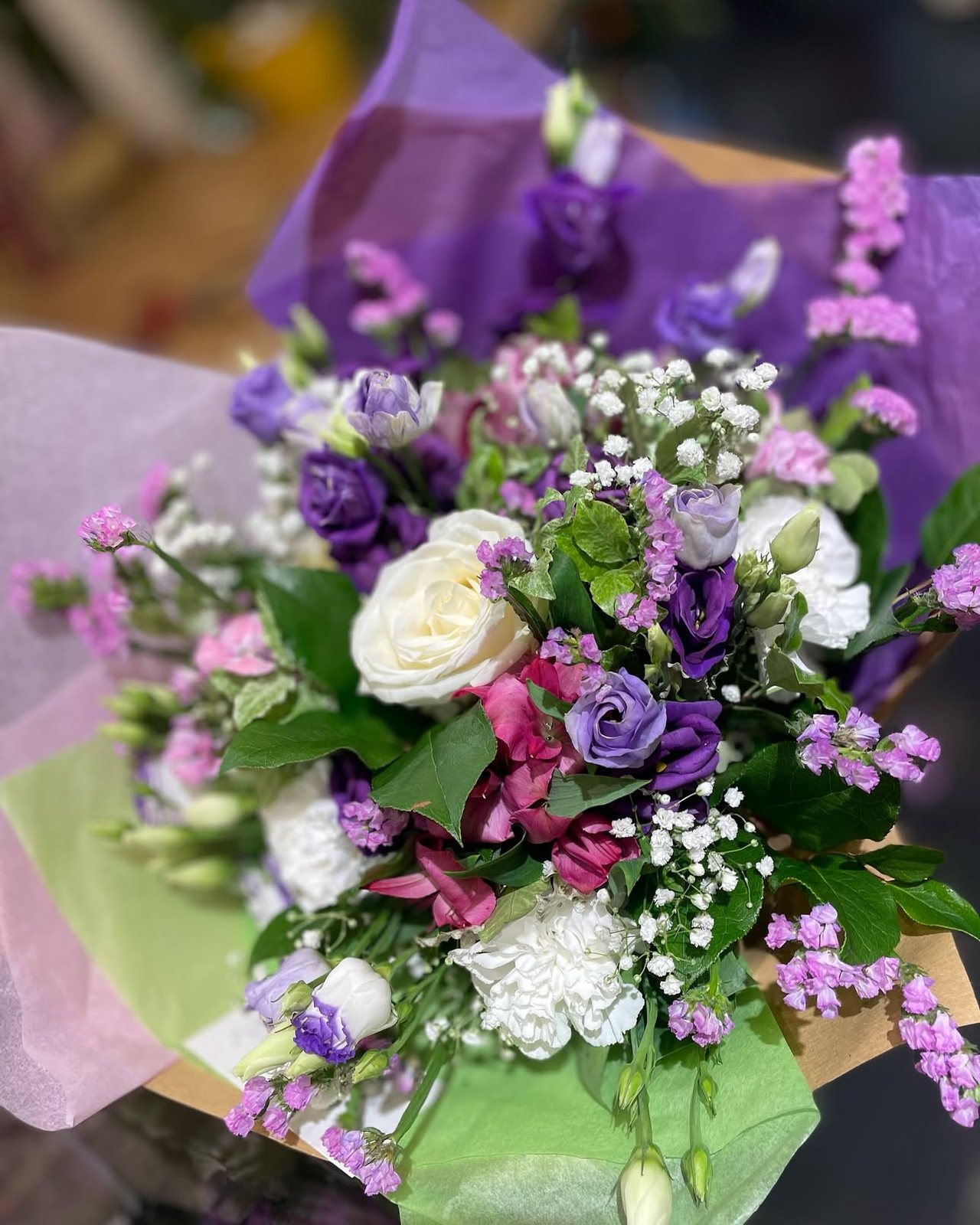 Bouquet violet et blanc : lisianthus, roses, chrysanthèmes