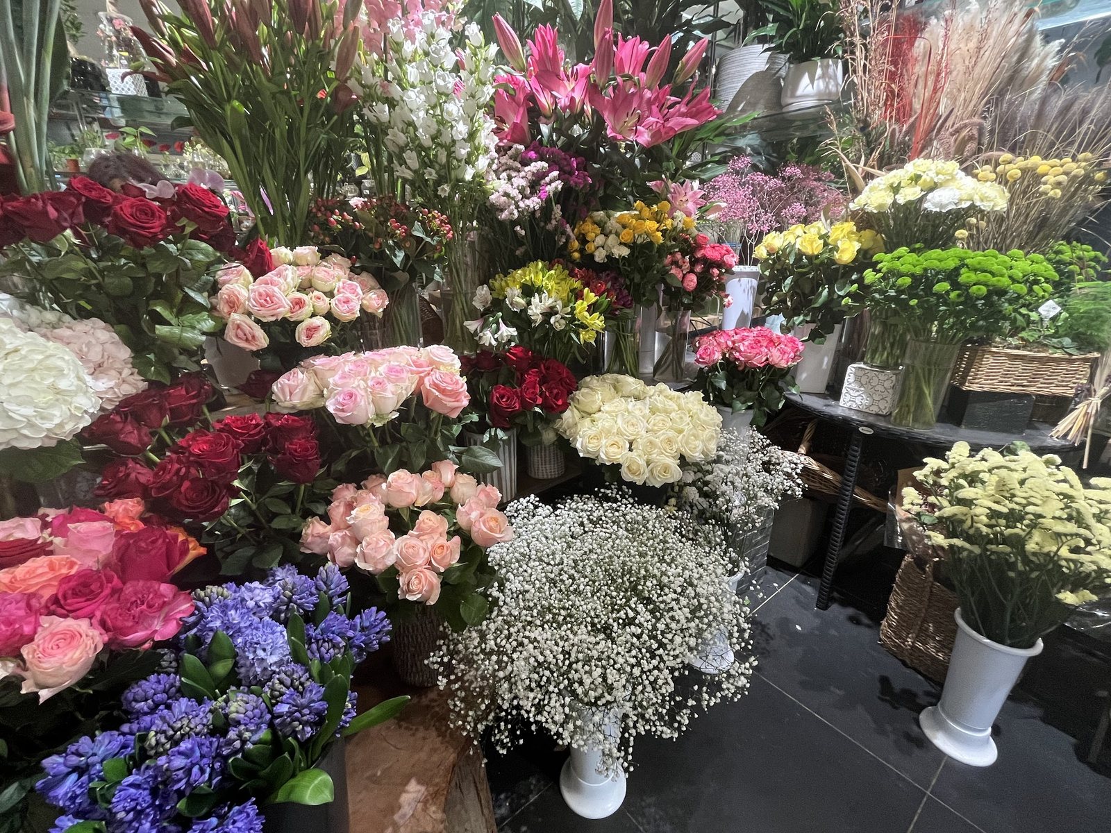 Fleurs coupées en seaux : roses, jacinthes, gypsophile