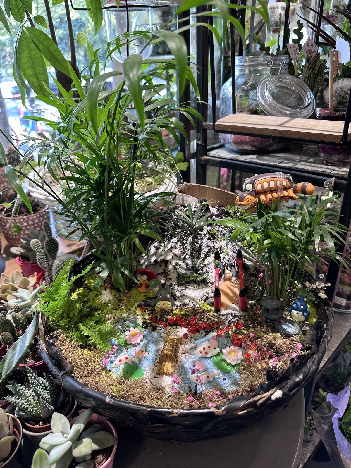 Jardin miniature composé en boutique, plantes, mousse et petits personnages