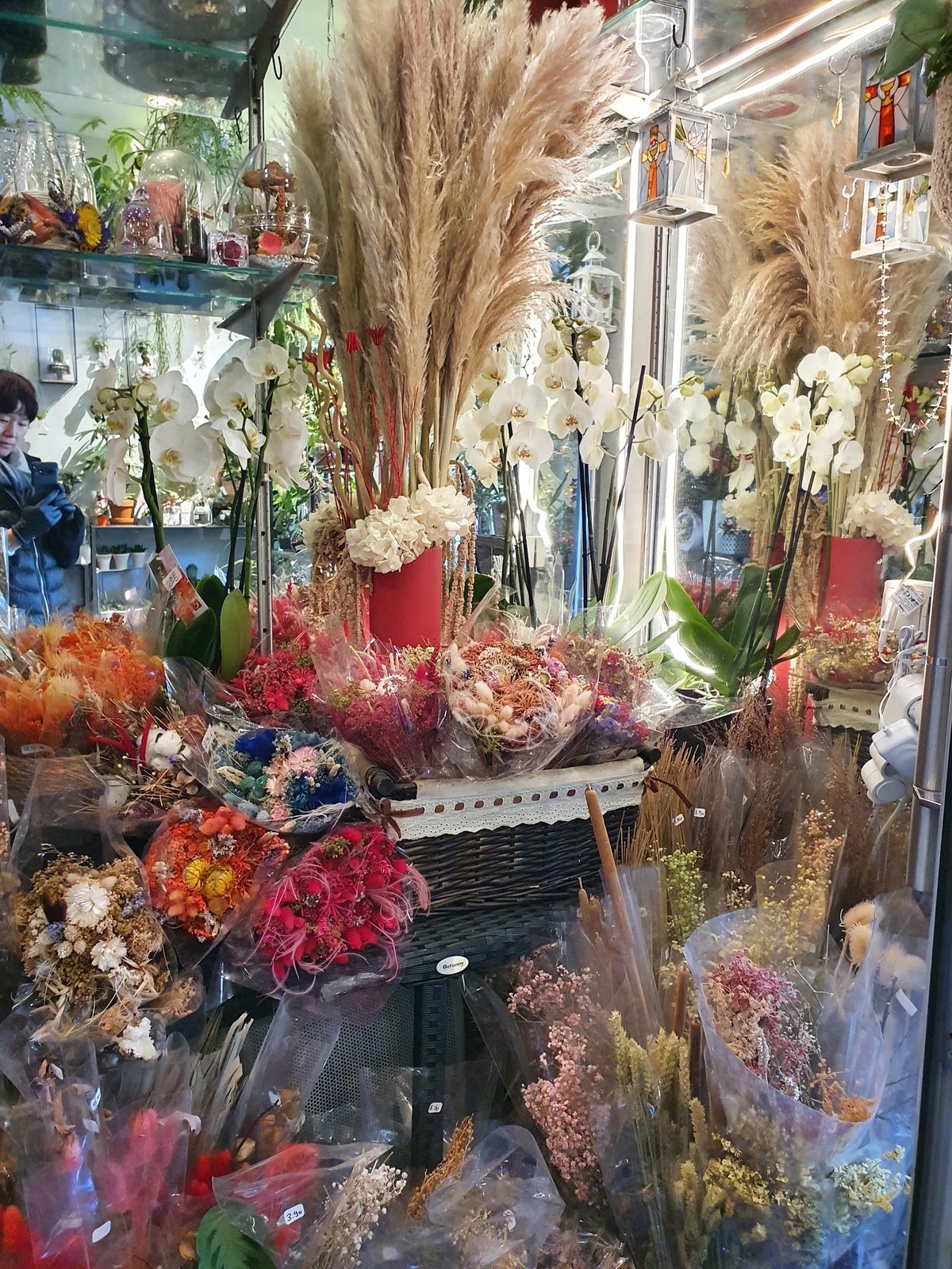 Orchidées blanches, herbes de la pampa et bouquets de fleurs séchées