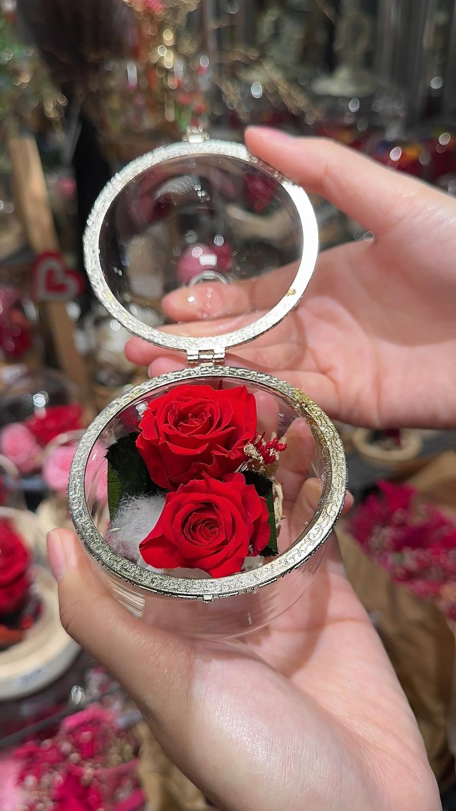 Deux roses éternelles rouges dans un écrin en verre